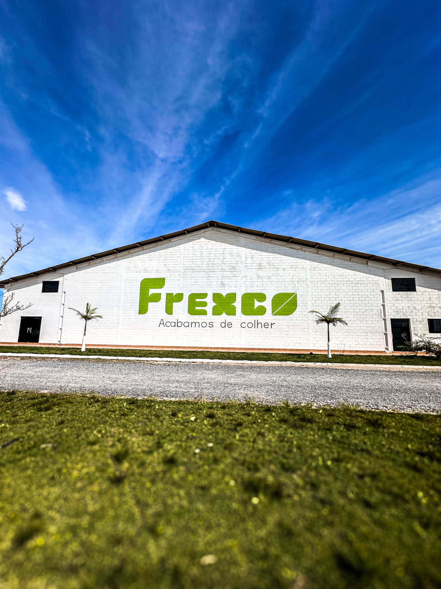 Fachada do centro de distribuição da Frexco com a marca pintada na parede